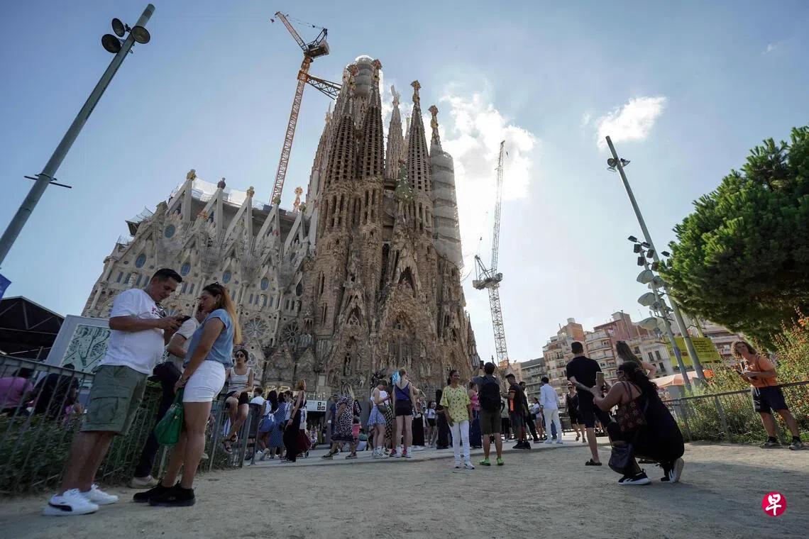 好像是个旅游打卡地点呢 圣家族大教堂由18座尖塔组成，其中12座代表使徒、四座代
