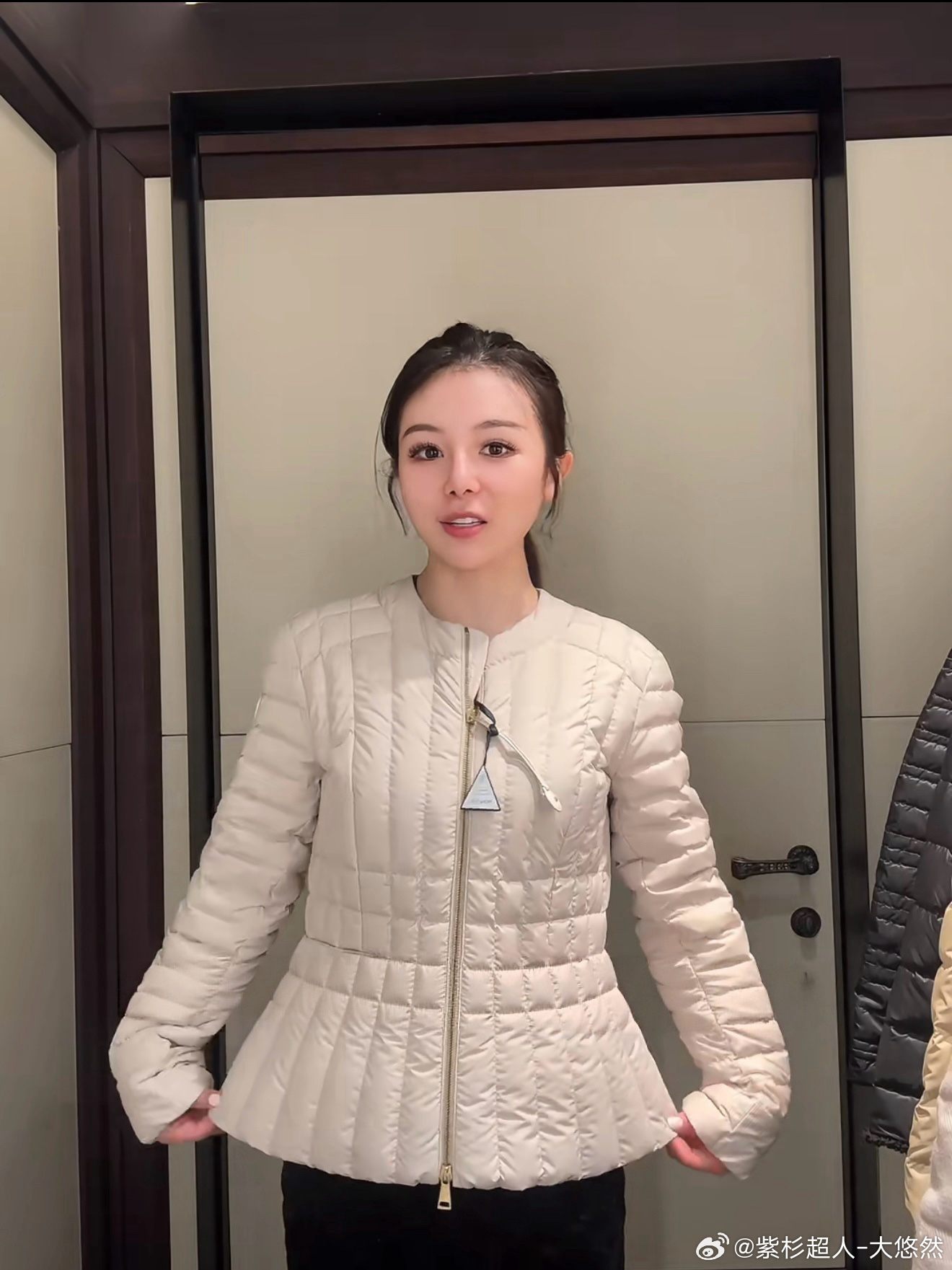 Monc**奶白色超轻羽绒服修身非常显瘦，内里填充国标羽绒最大的优势是轻薄 面料