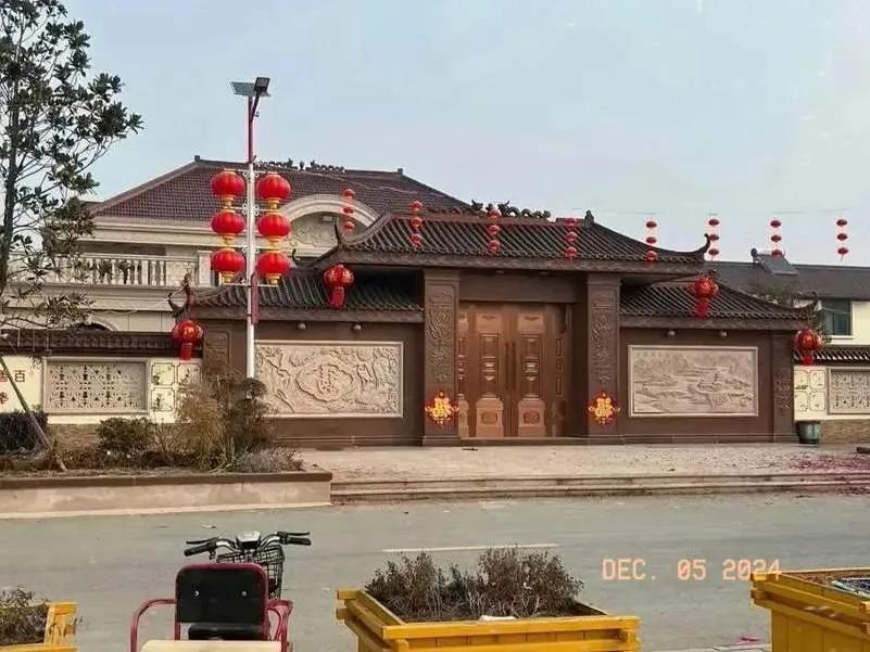 刘强东icon在老家盖的房子
像不像王府？
这是刘强东在江苏宿迁icon盖的房子