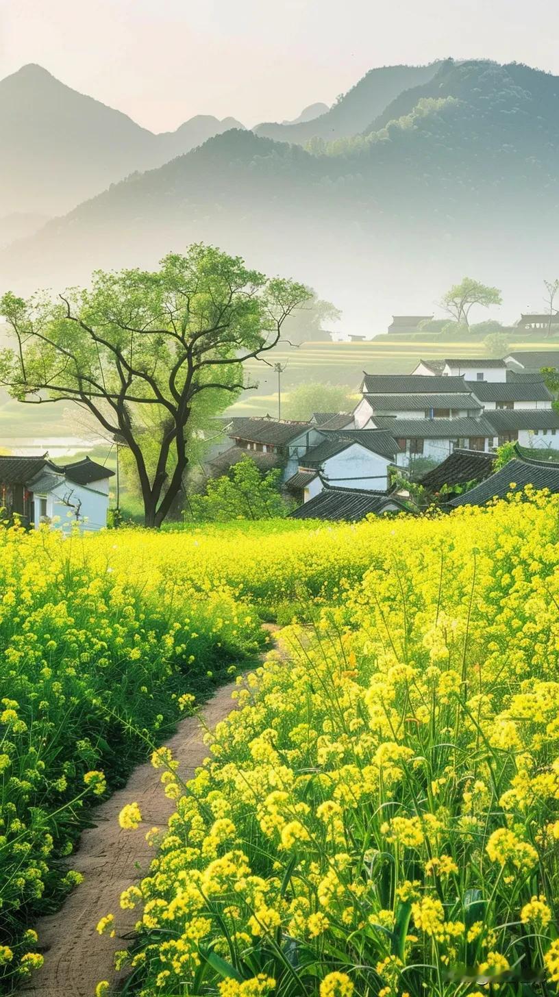 #上联：细雨无声芳草绿，请下联#
1. 春风有意桃花红
2. 晓风吹过柳絮飞
3