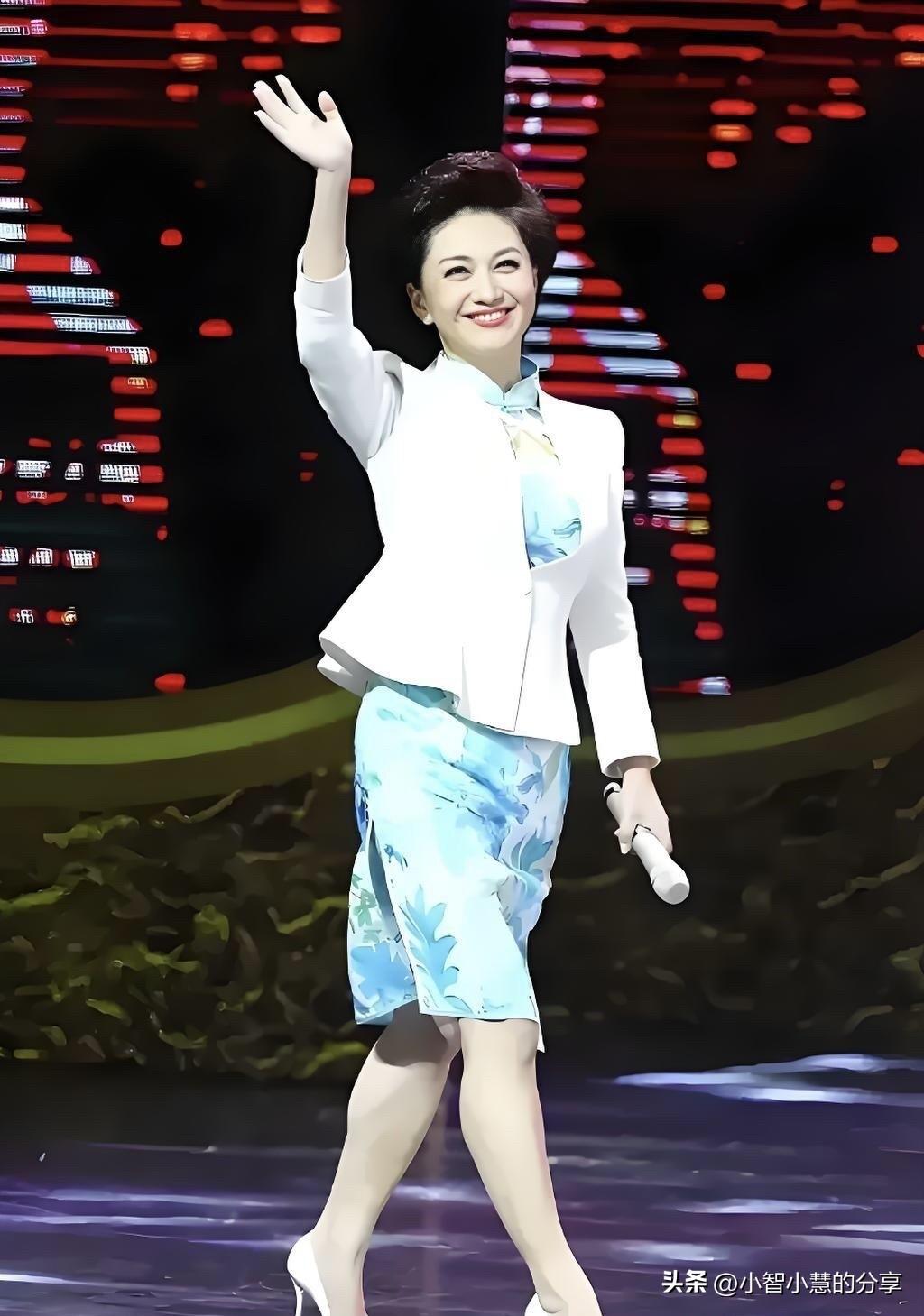 海霞这个短发造型和身上穿的旗袍，属实把我惊艳到了，五十多岁的她，无论是颜值还是身