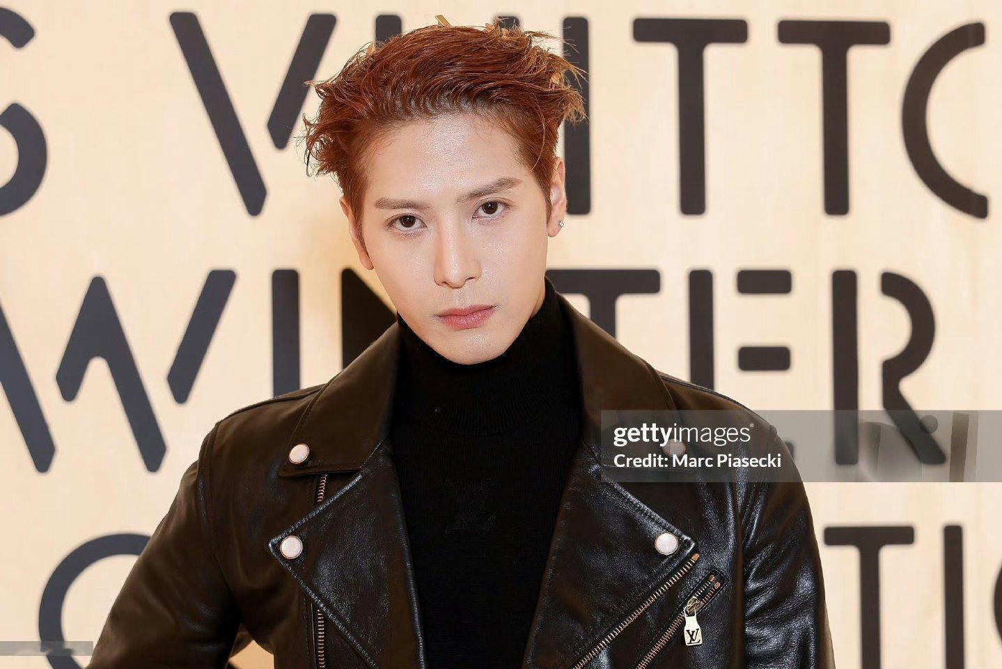 王嘉尔 给我一个拥抱咱嘉尔宠粉这一块简直就是活菩萨，粉丝吃的太好了！王嘉尔你欠我