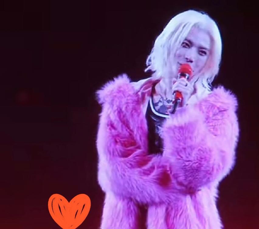 虽然他不男不女，但实际颇具兼容并蓄之风，不靠颜值，外表柔和内心强大。
有股一往直