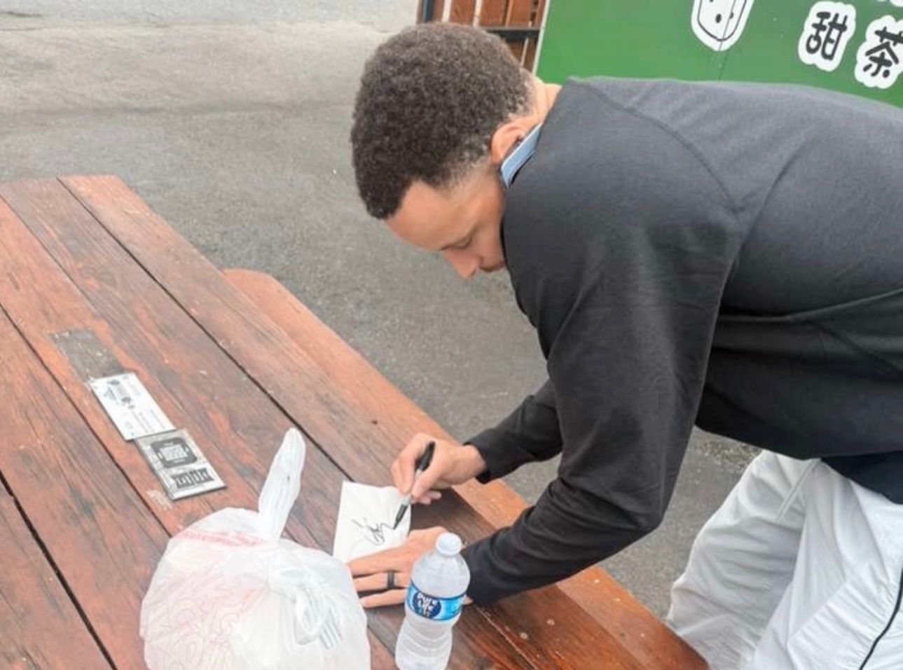 业务繁忙的库里，边打电话边签名近日库里光顾了一家SF的韩餐店打包餐食的同时库里边