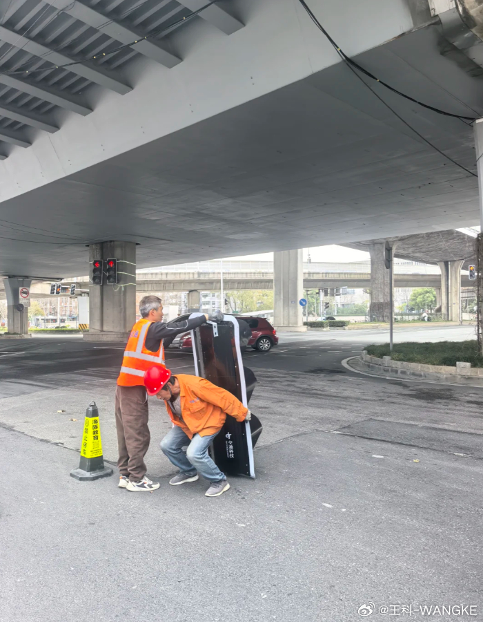 南京红绿灯，知道很大，没想到这么大！ 