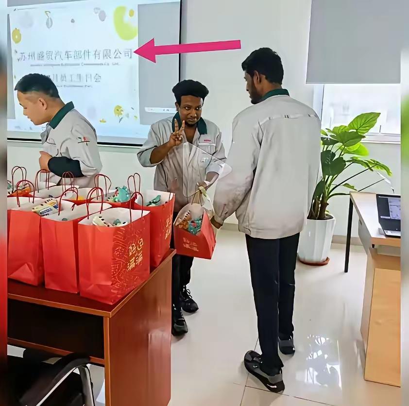 大量的印度人涌入中国。带来了更为廉价的劳动力。受到了很多企业的青睐。但是这些企业