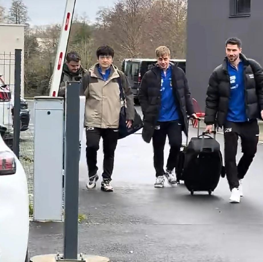 樊振东今日欧冠1/4决赛前上训。与俱乐部队友莫雷加德、弗朗西斯卡一同上训。
今天