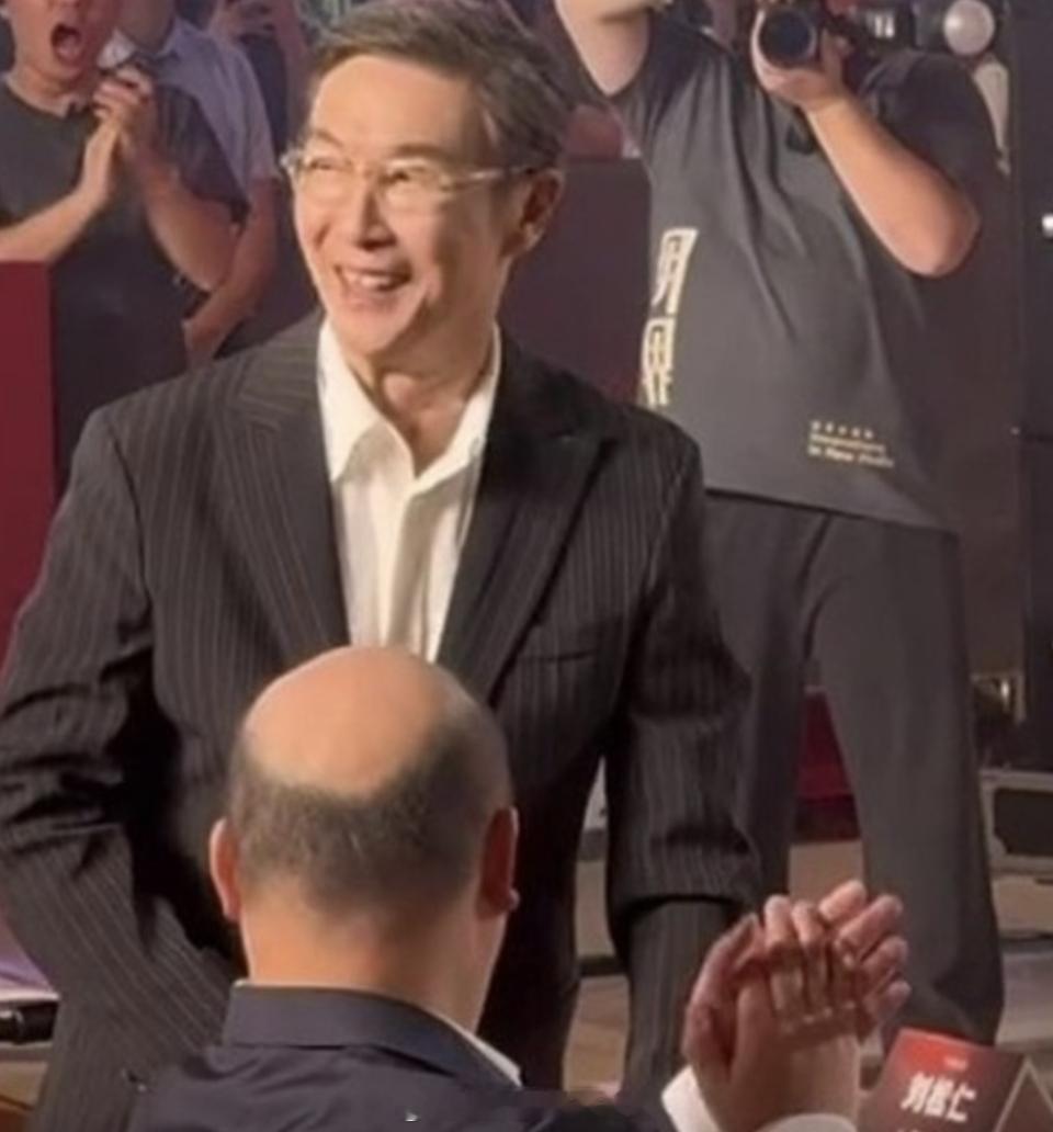 「香港資深著名男演員刘松仁 罕有公開露面 76歲步履蹣跚需全程攙扶..」【橙訊】