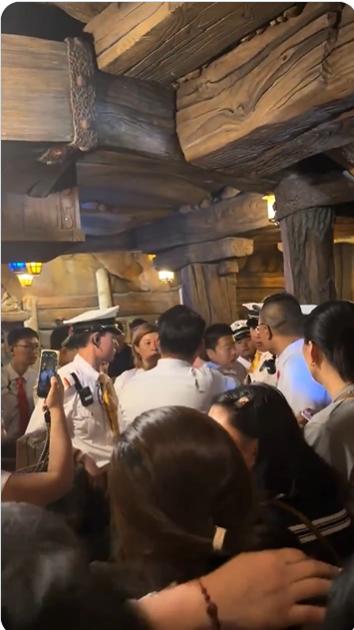 上海迪士尼设备趴窝，“抢先卡”集体翻车，现场高喊退款。
6月17号，乐园突发故障