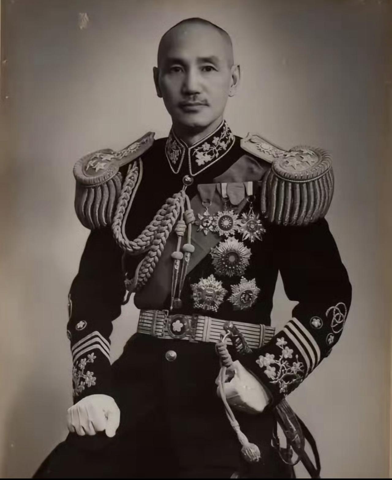 哎我去！蒋介石做这身行头的时候，1942年大饥荒，饿死无数人，他这身衣服够一个村