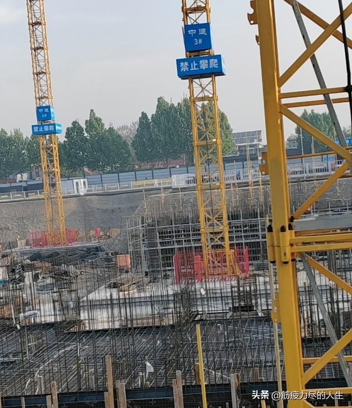 在工地上干钢筋工，绑扎完第一层底板，电工必须安装好线管子。

有的电工跟不上节奏