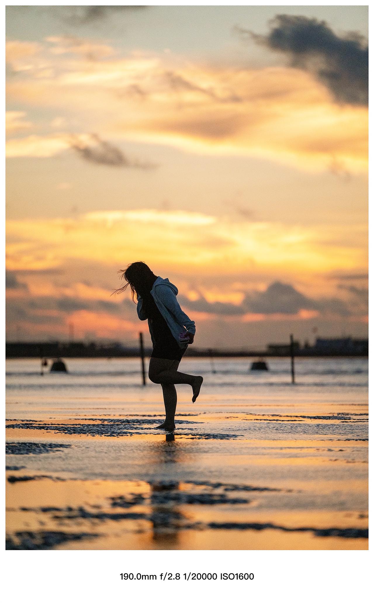 朝霞里的人…去看可以治愈一切的海 海边日出 总要看一次海上日出吧 海边日出很美