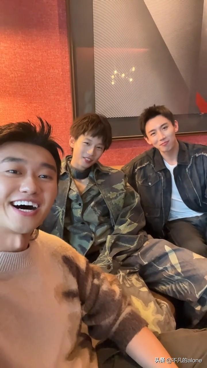 3月26日，赵子豪更新生活日常vlog，并配文“相聚大魔都，一起去看秀”。

视