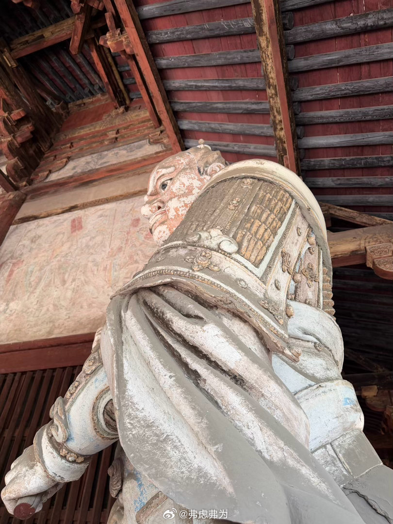 晋祠，圣母殿门外北宋雕塑显道神袖口刻画的到此一游。中国的文物，只要你敢裸展（或者