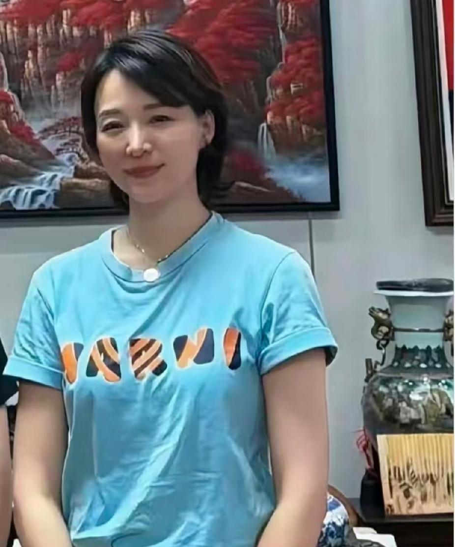 褪去舞台灯光，董卿依旧温婉动人
 
刷到聚餐时的董卿，没有春晚舞台的聚光灯加持，