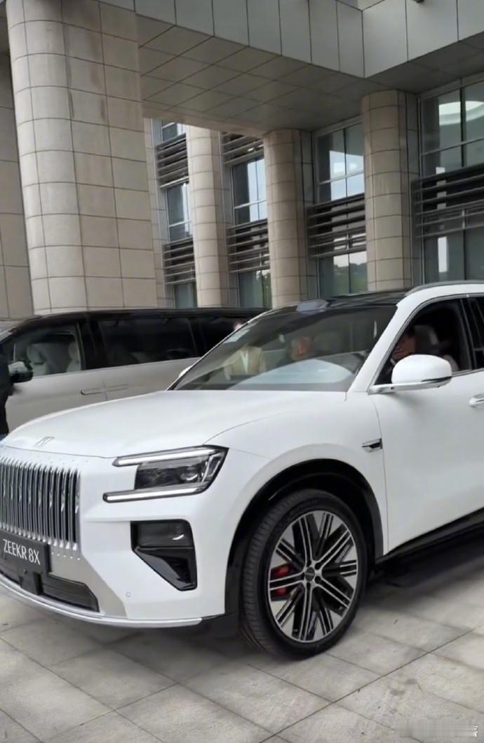 极氪8X还没上市就先出圈了联想CEO杨元庆试驾狂夸丝滑，董明珠一眼觉得值百万，尼