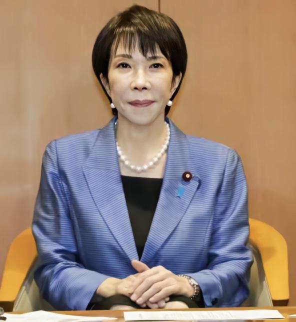7月27日，日本首相高市早苗在众议院预算委员会质询中，遭到在野党询问“如何看待她