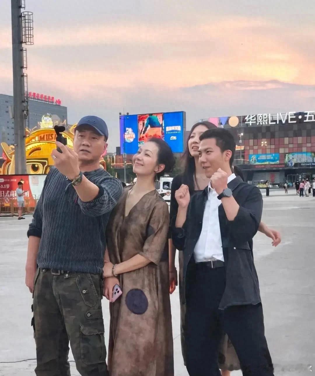胡军一家五棵松被偶遇！17岁胡皓康穿衬衫身姿笔挺，自带高干子弟既视感 ​​​