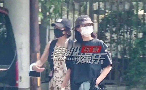 女孩子之间的友谊就是非常动人的，在综艺里结下了友谊成为了好朋友，谁说娱乐圈没有真