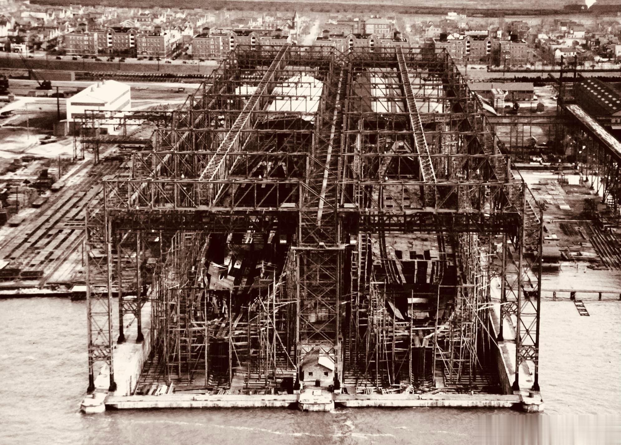 在纽波特纽斯海军船厂船台上并肩建造的约克城号（右）和企业号（左）航母，摄于193