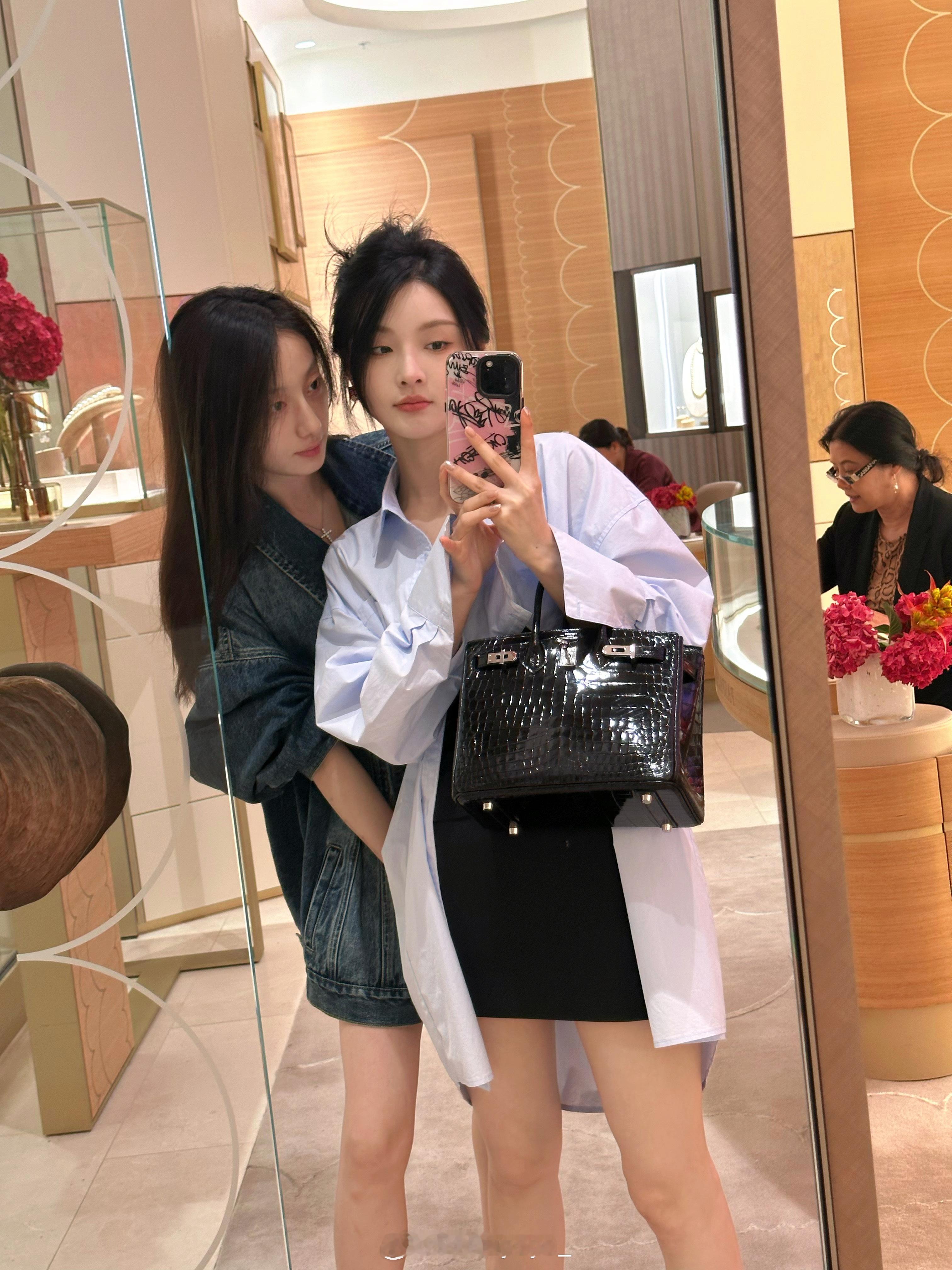 喜欢大大大衬衫  宽宽松松的好慵懒啊 安全感💯 ​​​