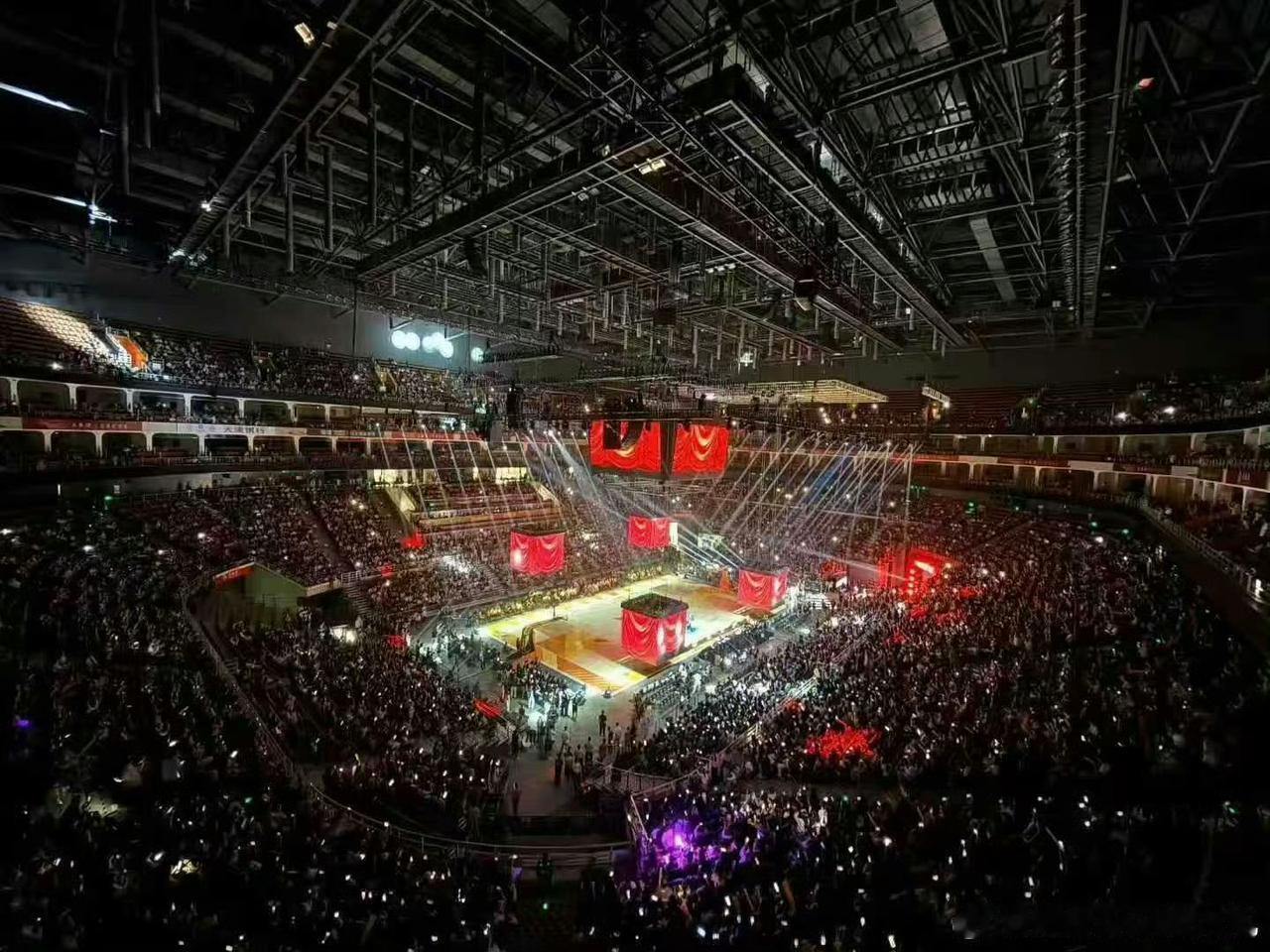我记得篮球比赛不让亮灯牌啊，观众席不亮灯 ，和看电影一样，不然影响观看效果，影响
