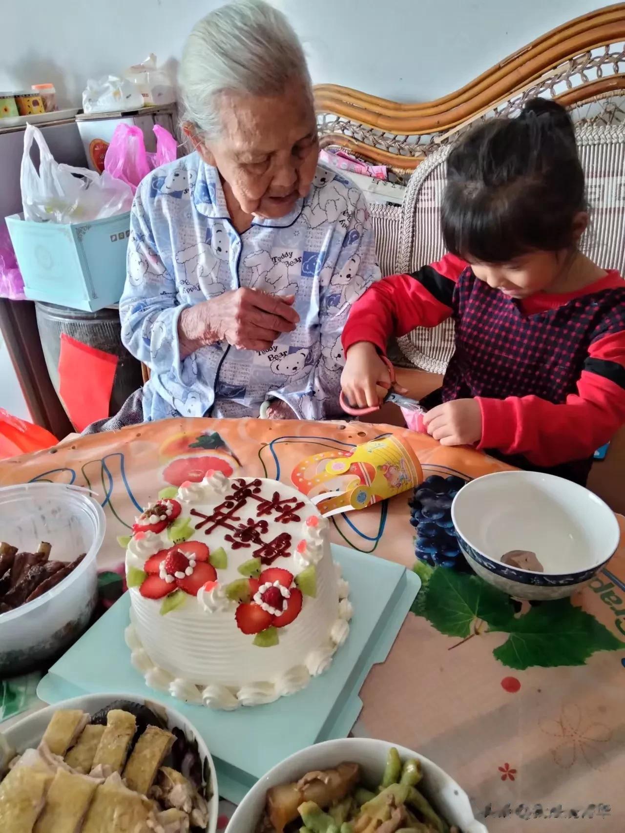 #光影中的温情时刻#96岁长期独居的外婆，外孙女两年未曾相见！只能拜托母亲前去探