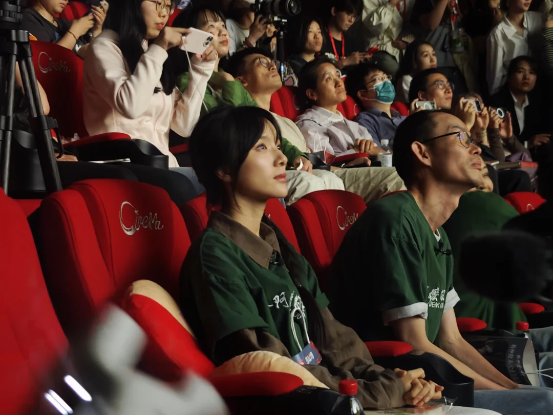 看看电影中的谢南枝再看看观众席的李思潼