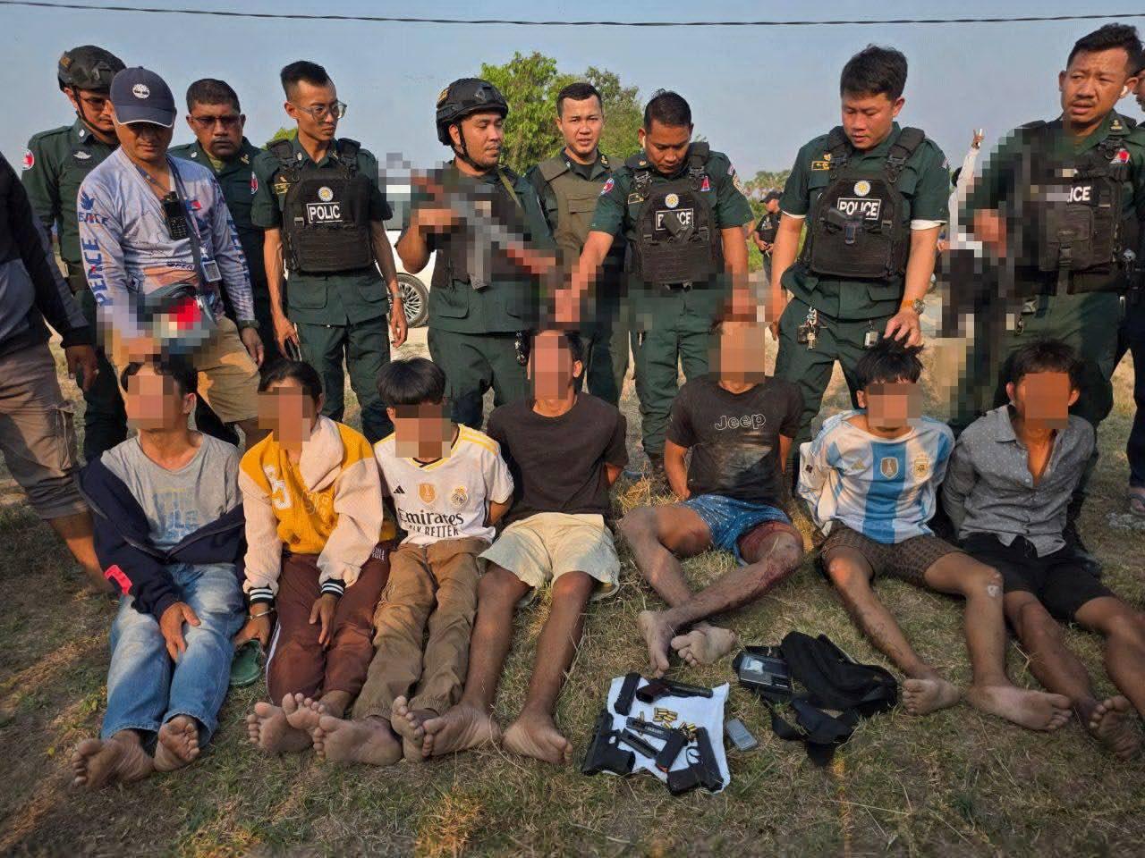 柬埔寨茶胶省武装缉毒行动演变为枪战，两名警员重伤。一段记录今日茶胶省缉毒行动的惊