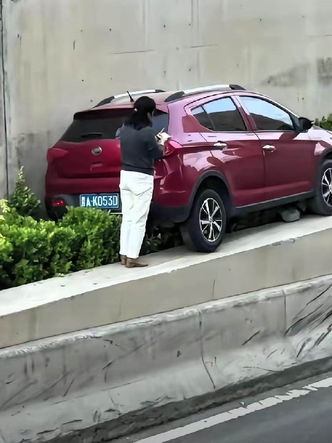 太原出现奇怪事，
大姐开车会飞跃。
飞上台阶还平安，
头脑清醒求保险。