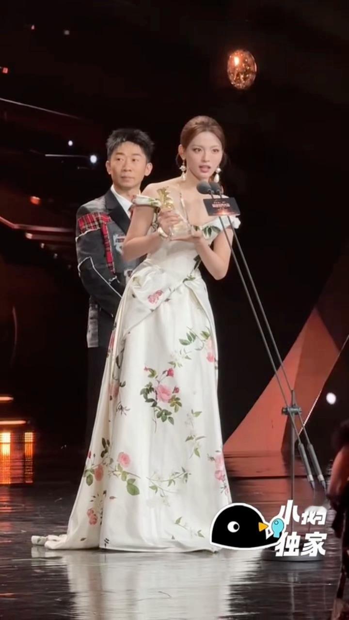 西太后全国首穿！西太后2026新款 TABITHA，新一季特别的POB玫瑰印花。