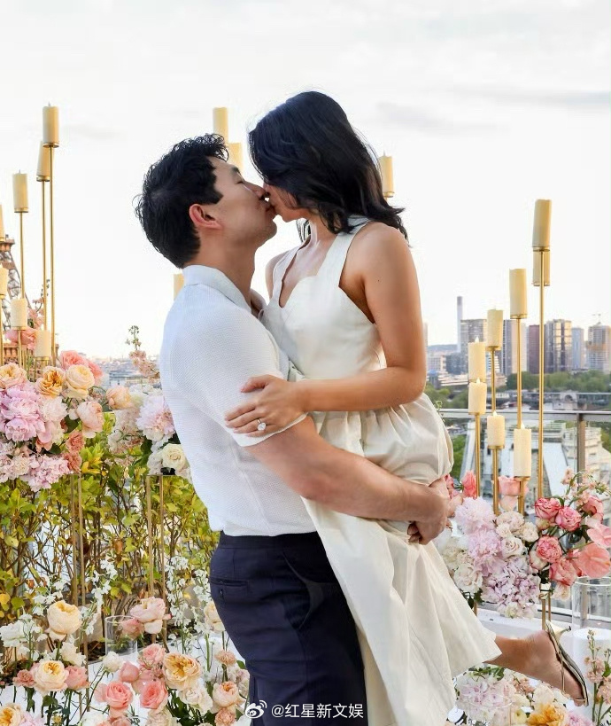 刘思慕与女友订婚 12日，演员刘思慕晒出与女友的亲吻照，宣布求婚女友成功。他文中