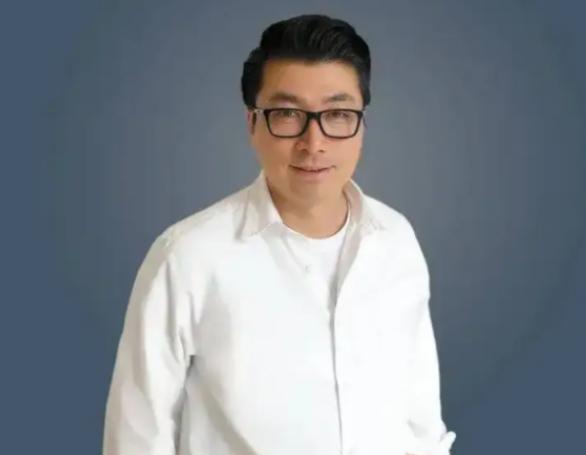 顺丰速运的创始人王卫，从来都不抽烟喝酒，而且还沉默寡言，甚至曾经做过清洁工。可任