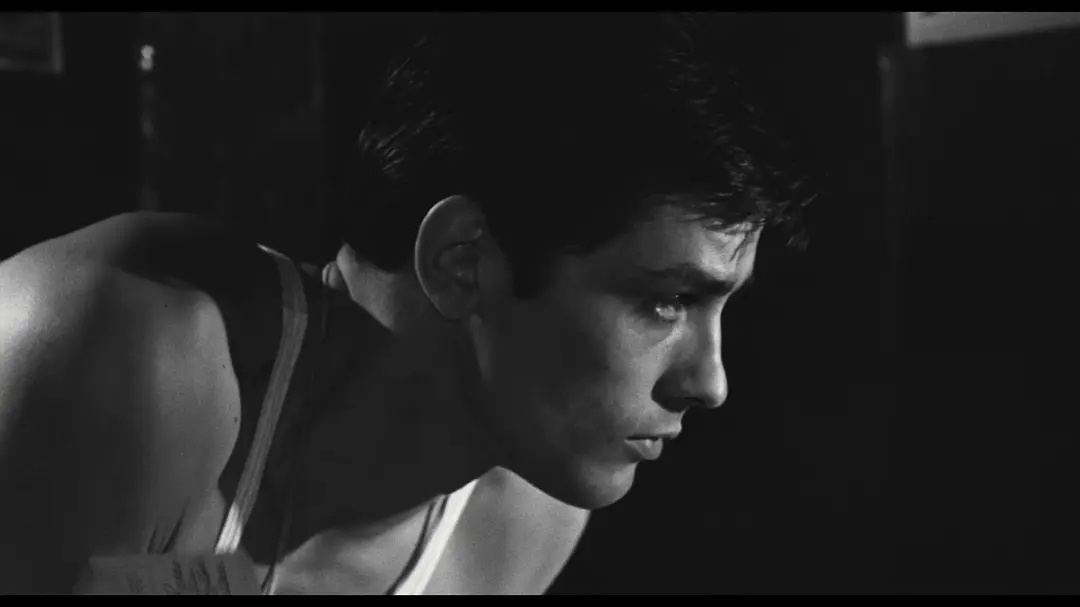 阿兰德龙是我认为凡间可定义『俊友』二字的造化。不过说印象最深，是在维斯康蒂《洛可