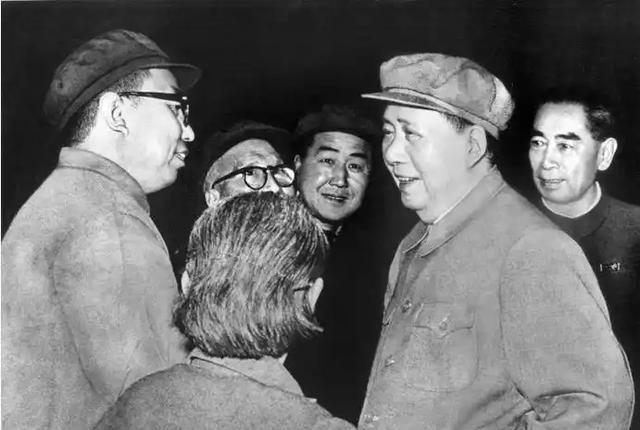 今天看来，华国锋主席当年做出保护毛主席遗体，修建毛主席纪念堂的决定，是无比正确的