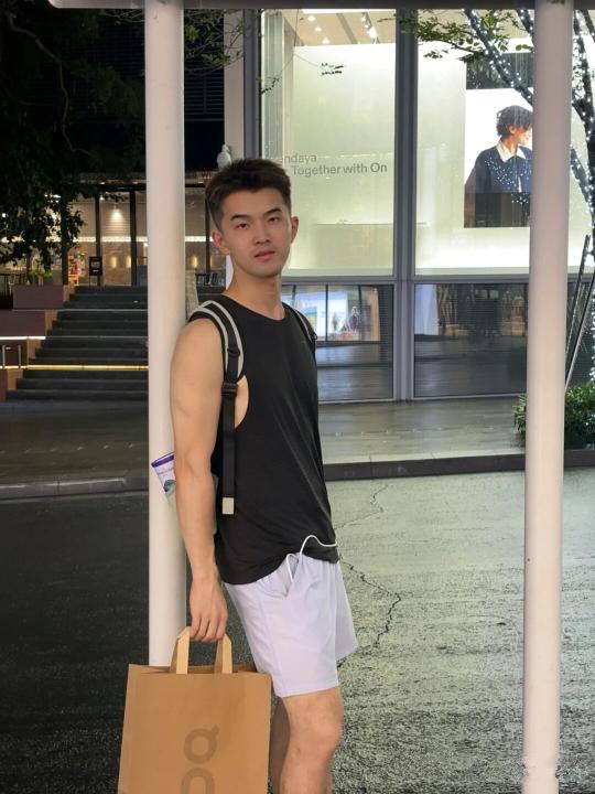 抓拍的一个小哥哥，身材不错。爱运动的男孩气质就是好。