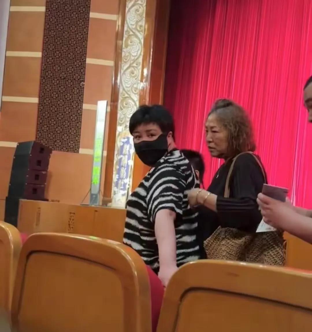 郭德纲老婆王惠，啥情况？

8月11日，郭德纲老婆王惠突然罕见曝光了最新近况，令
