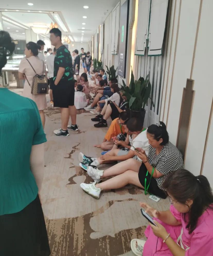 导游不开心关我旅游的什么事啊
就剩两天的旅游路线了，报了杭州两天旅游团，非常坑，