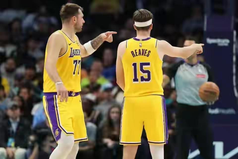 湖人被残阵太阳用三分雨狠狠击败
就这场比赛，是否能得出一些结论呢？
东契奇真的适