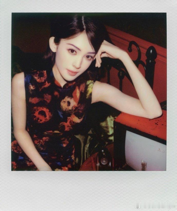 娜扎旗袍撕拉片 娜扎穿旗袍真的太有东方韵味了，温婉柔美又冷艳高级，这组撕拉片直接