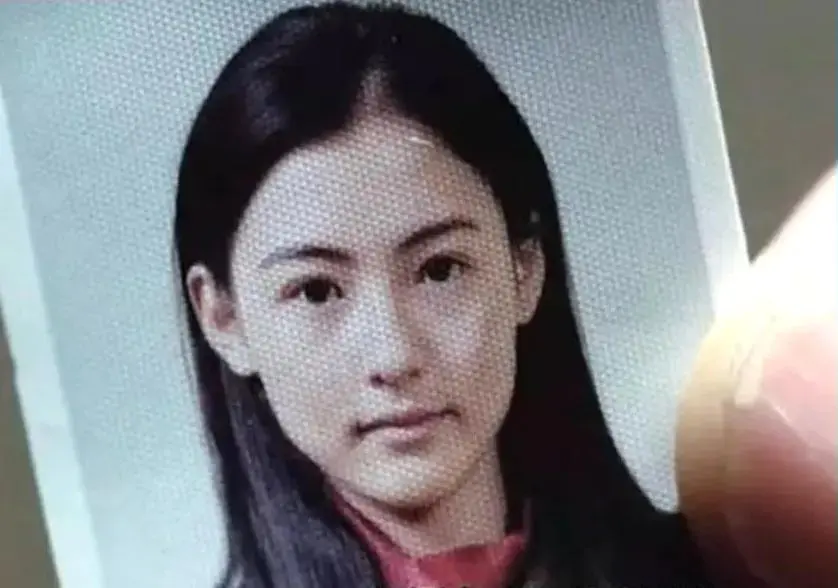 张柏芝素颜出演电影白兰。    2001年，20岁的张柏芝搭档崔岷植...