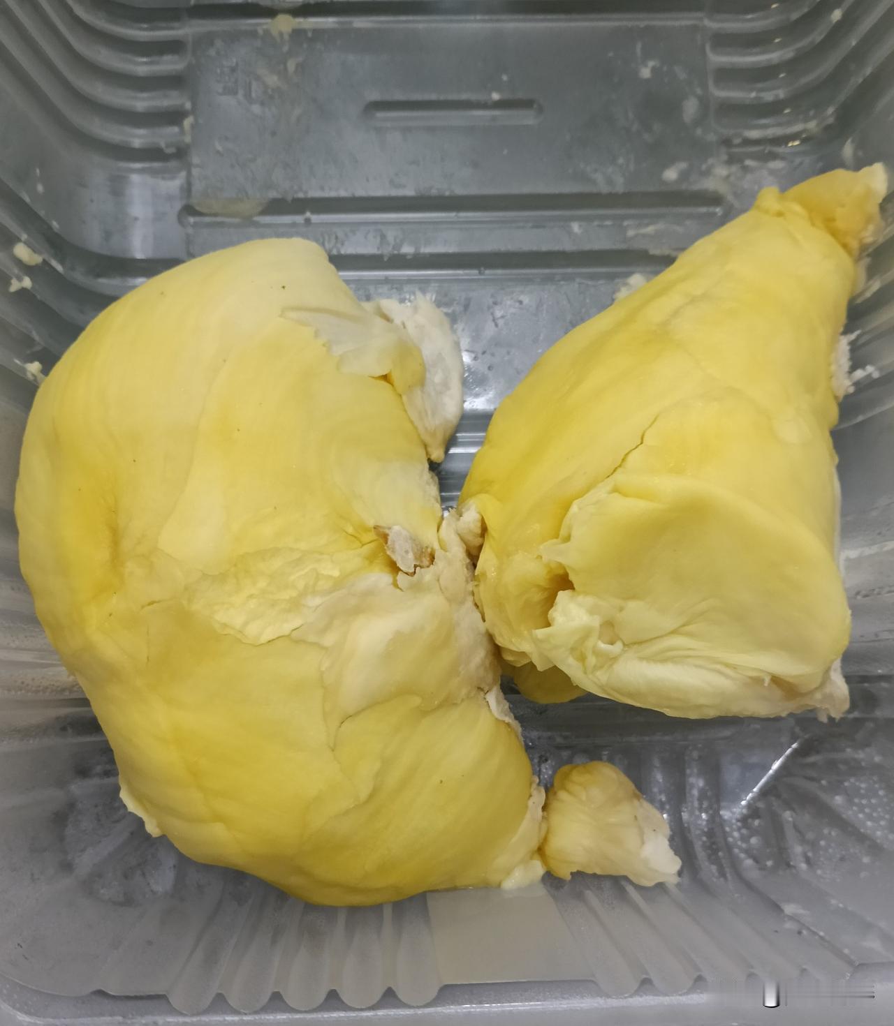 我真服了我的邻居了！

今天我买了一个榴莲，正好在楼梯口间碰到邻居了，我给了她孩