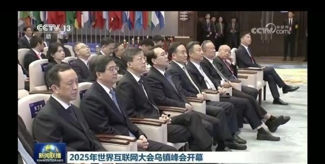 那天晚上刷手机，我正窝在沙发里边啃薯片边看新闻直播，手指划拉屏幕时突然停住了这不