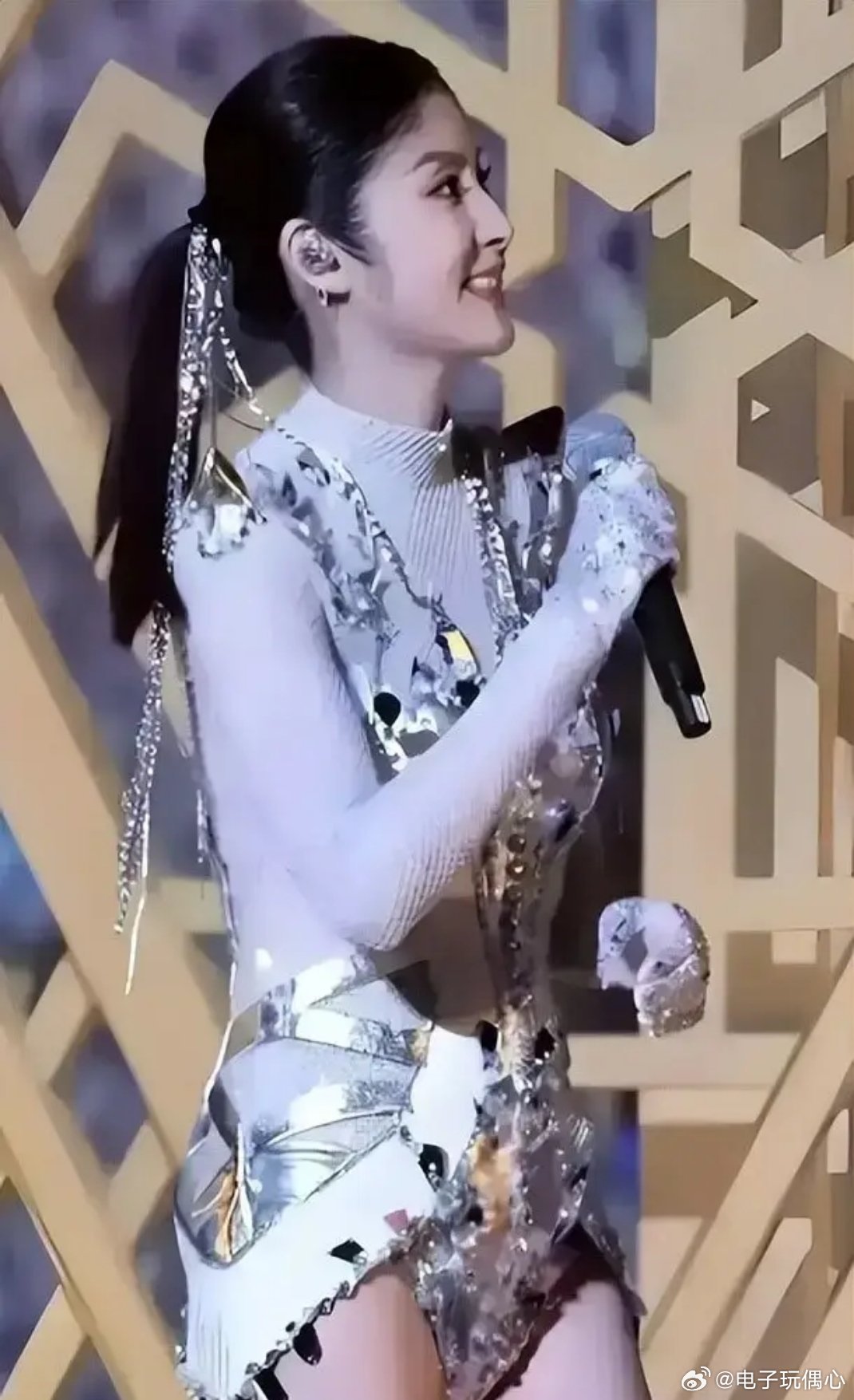 53岁陈慧琳穿三角裤登台，全网吵翻了，她到底在坚持什么？ 