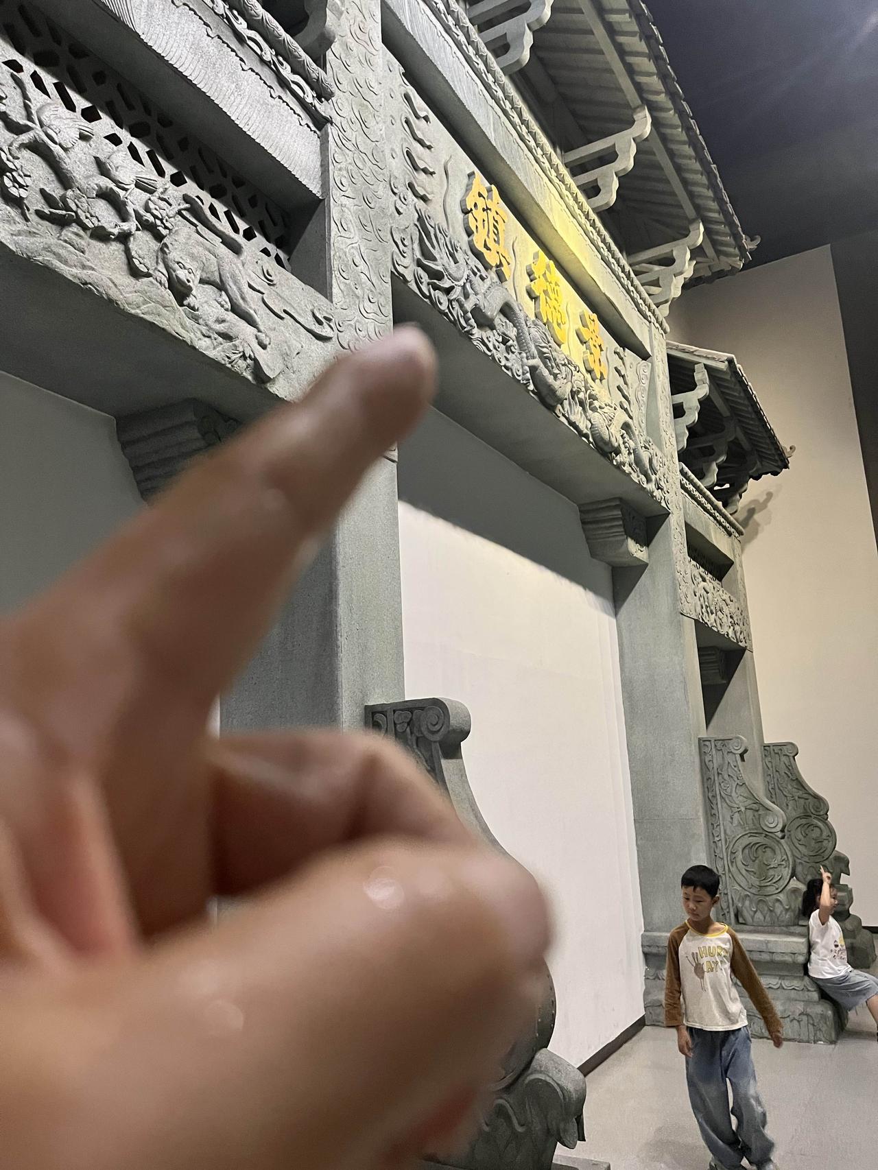 国家级博物馆也糊弄人
实拍图为证，今日走进中国陶瓷博物馆，三楼展厅内一座刻着鎏金