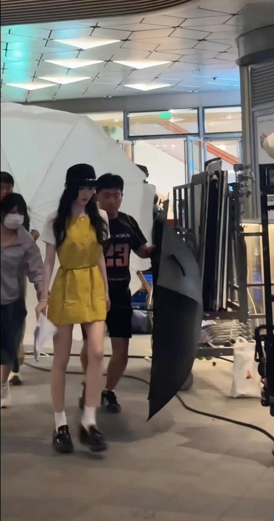 路人拍的鞠婧祎，这样看着也不矮啊 ​ ​​​