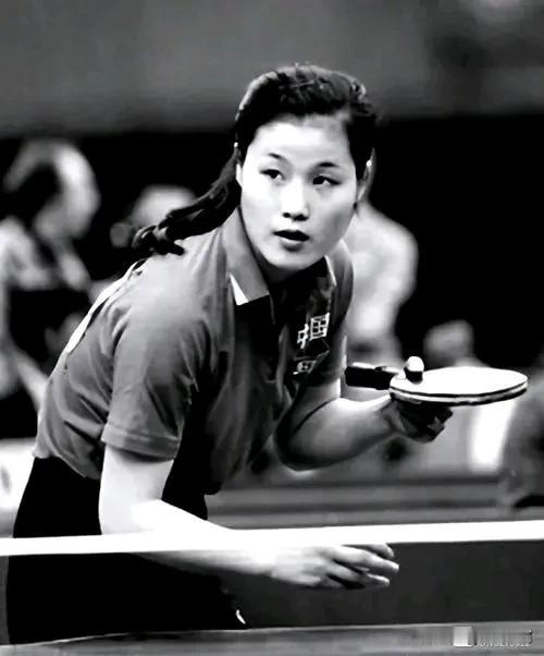 看到女乒决赛陈梦对阵孙颖莎现场一幕的时候，突然想到了当年的何智丽。
在1980年