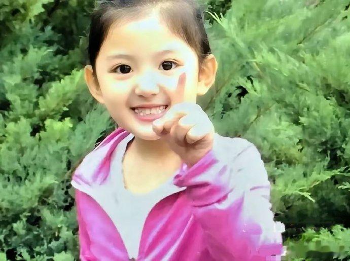 艺考时，胡鑫怡擦脸5次，薅眼睫毛1次。即便如此，大家仍不信她是素颜，太美了！看她