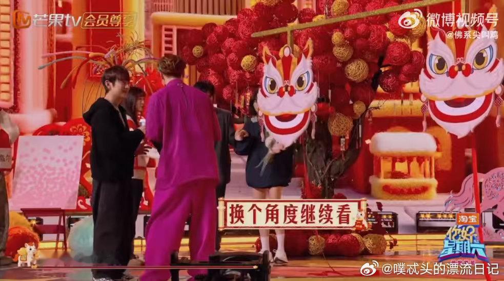 王嘉尔在线围观陈飞宇练舞 好六开场舞彩排时，陈飞宇和孙千在台上练习动作，默契十足