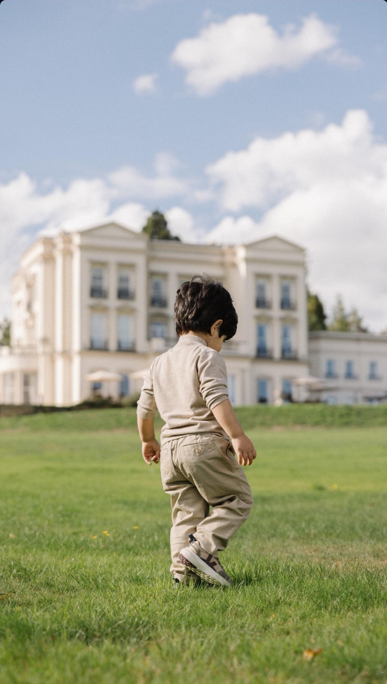 迪拜皇室[超话]王储妃谢克哈更新，这张照片穆罕默德看着像是被P上去的。迪拜王子迪